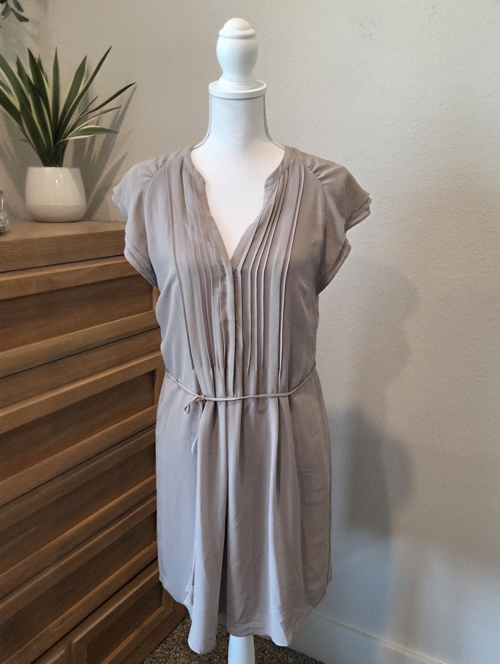 H&M Dress Women's Size 8 Sheath Pleated V Neck‎ Short Sleeve Taupe Minimalist